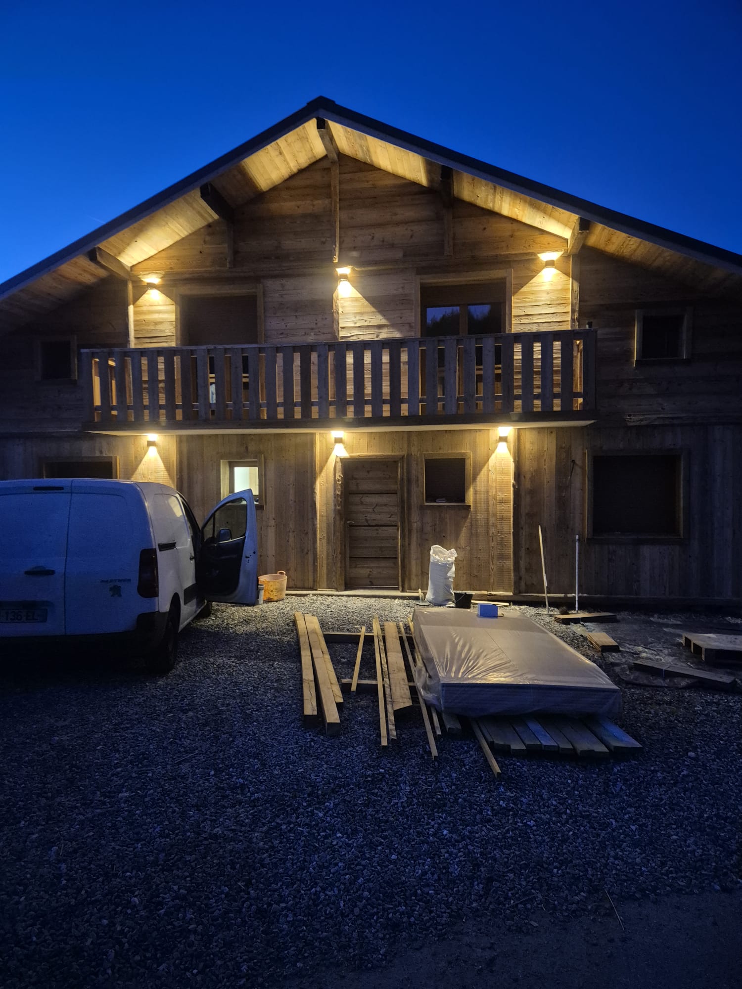 Chalet illuminé — réalisation AMINE-ELEC